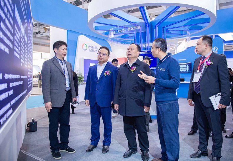 湖南省人大常委会副主任周农，工信部、交通部及湖南省、长沙市与会领导，以及当地交通行业代表和媒体等都莅临918博天堂科技展区参观交流。